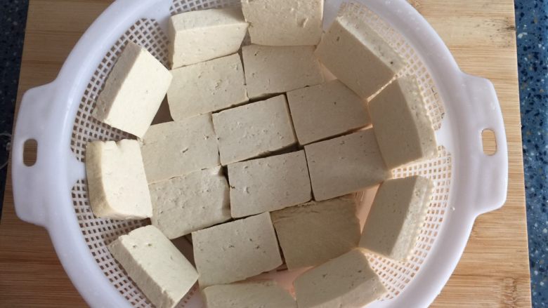 彩色豆腐,沥干水分