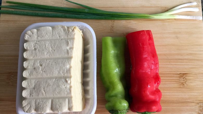 彩色豆腐,食材准备：<a style='color:red;display:inline-block;' href='/shicai/ 465'>豆腐</a>（如果不知道买什么样的<a style='color:red;display:inline-block;' href='/shicai/ 465'>豆腐</a>可以咨询买<a style='color:red;display:inline-block;' href='/shicai/ 465'>豆腐</a>），<a style='color:red;display:inline-block;' href='/shicai/ 61'>青椒</a>，<a style='color:red;display:inline-block;' href='/shicai/ 86663'>红辣椒</a>，<a style='color:red;display:inline-block;' href='/shicai/ 3250'>葱</a>