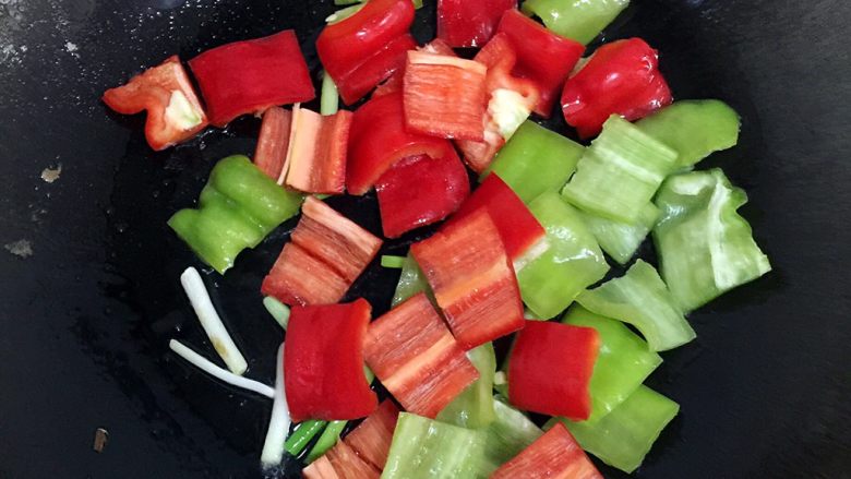 彩色豆腐,放入切好的青椒和红辣椒翻炒20秒