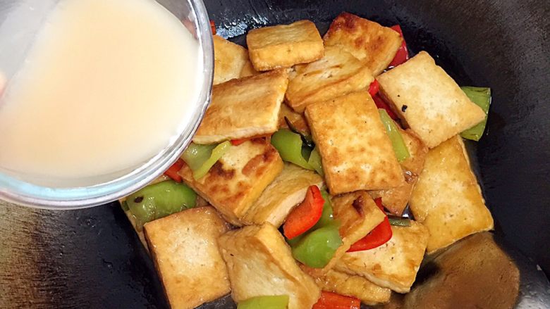 彩色豆腐,汁收干，小半碗淀粉勾芡