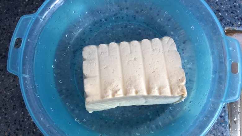 彩色豆腐,水里放半勺盐，豆腐放水里泡5分钟，去掉豆腐