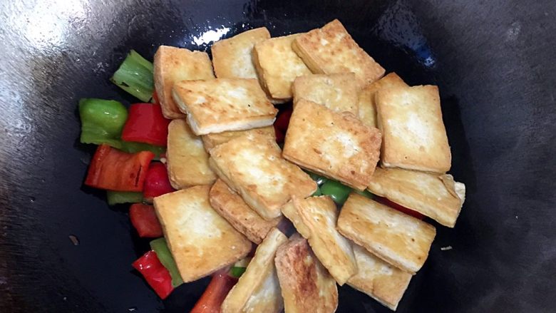 彩色豆腐,翻炒5秒