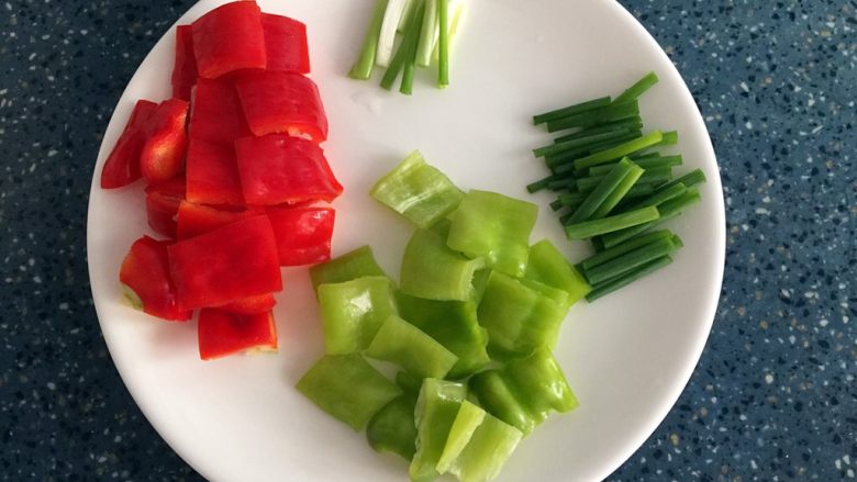 彩色豆腐,食材处理：
1）豆腐切小块，沥干水分。
2）青椒洗干净，去掉里面的子，切块小块。
3）红辣椒洗干净，去掉里面的子，切成小块。
4）葱洗干净，切成段，葱白和葱叶分开。