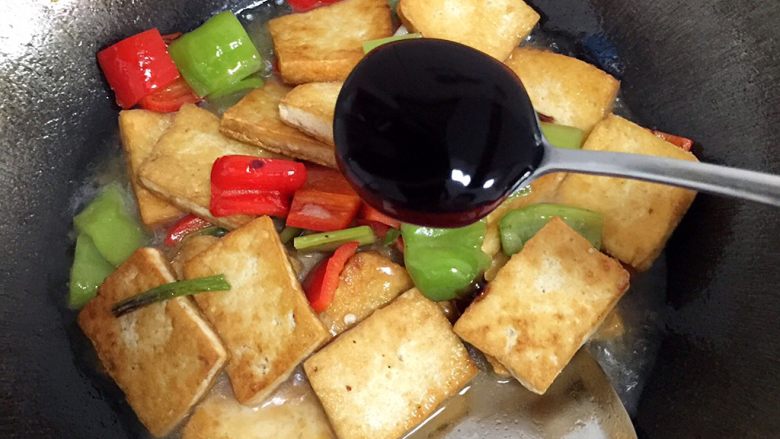 彩色豆腐,放入1小勺<a style='color:red;display:inline-block;' href='/shicai/ 721'>蚝油</a>