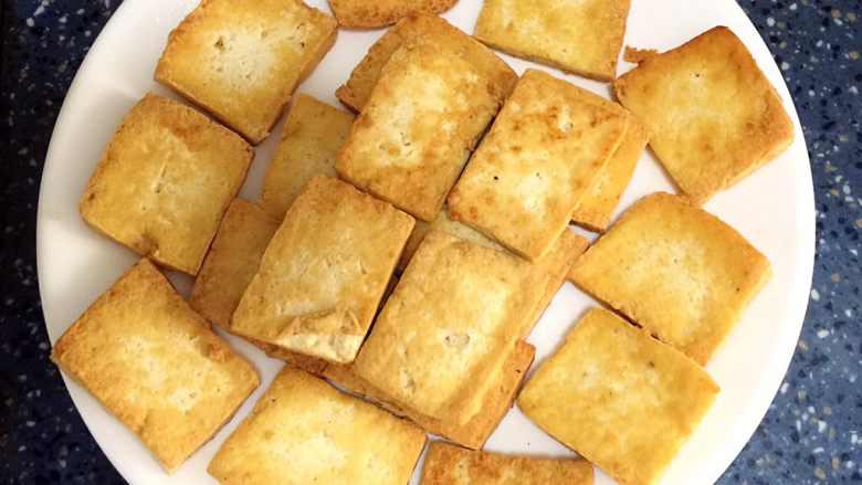彩色豆腐,焦好后夹起来放盘子里