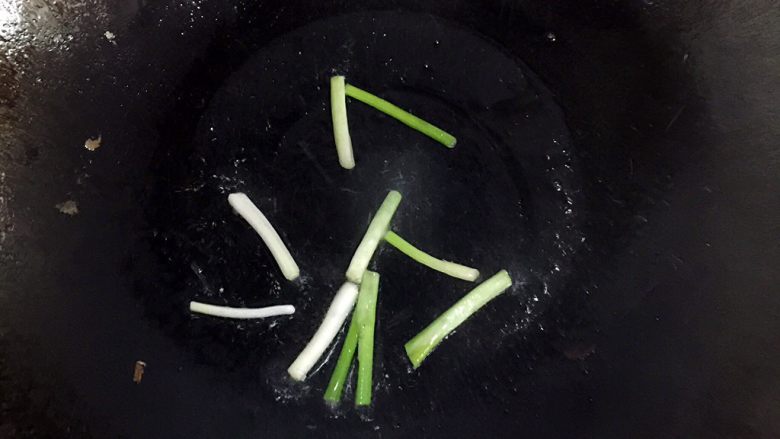 彩色豆腐,锅里加一点油放入葱白