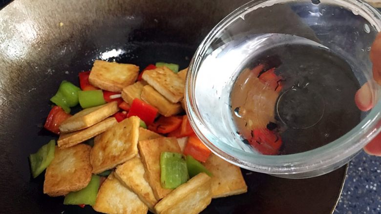 彩色豆腐,放入小半碗水闷