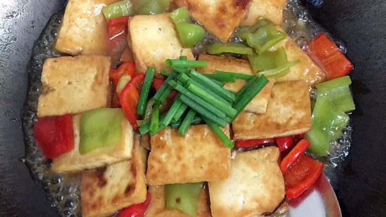 彩色豆腐,放入葱叶，扮均匀