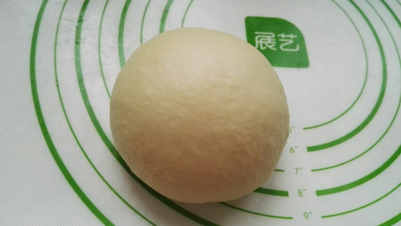 辫子面包(一发),馒头机一个和面程序出膜(检查出膜情况,功率不同用时不同),取出放揉面垫上。