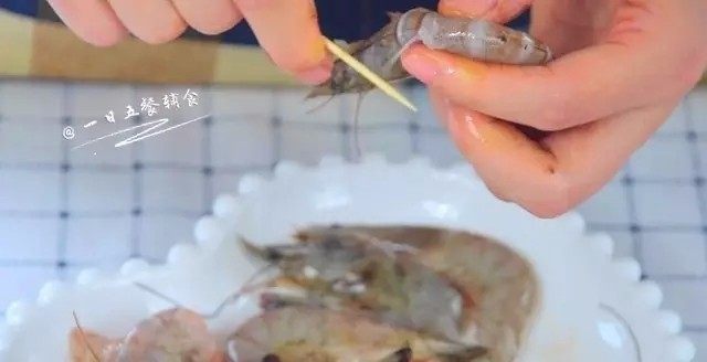自制虾条,虾挑去虾线,去头去壳,洗干净之后切成小段。虾头不要扔掉哦,可以炸成虾油,用来炒菜,凉拌都特别香。这个在我别的菜谱里出现过,就不多说了。
