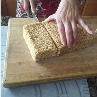 炒米糖,切块后可密封保存,食品可一直保持脆度