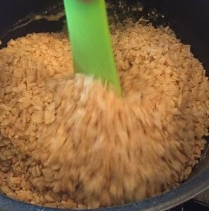 炒米糖,均匀后再加入炒米即可关火,慢慢翻拌均匀