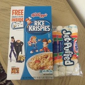 炒米糖,炒米就是小孩吃的泡牛奶那种谷物早餐,脆脆的,提前准备好装盘模具