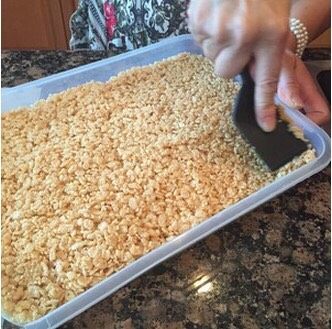 炒米糖,然后即可装入准备好的模具中,由于温度不高,可以用装食物的整理盒就好,不必太厚,更容易切块