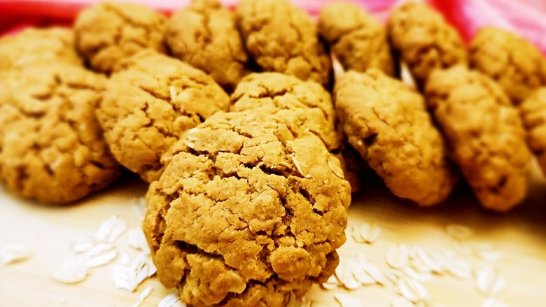 红糖燕麦饼干,出炉,漂亮的裂纹香酥的口感,快来一块吧o(≧v≦)o