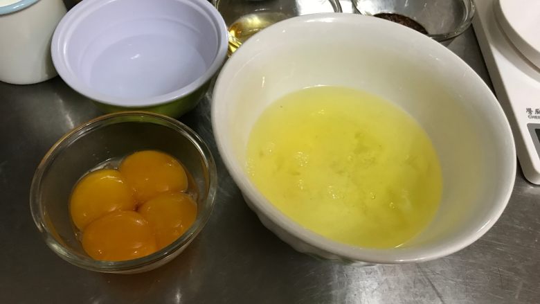 咖啡大理石纹戚风蛋糕,鸡蛋分成蛋黄蛋清,其中蛋清冷冻室冷冻约10分钟