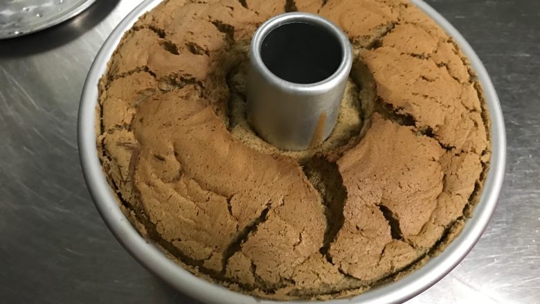咖啡大理石纹戚风蛋糕,凉透后在脱模,我是放冰箱冷藏了一夜后在脱模的