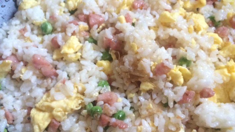香肠炒饭,最后将炒好的鸡蛋加入,翻炒均匀。