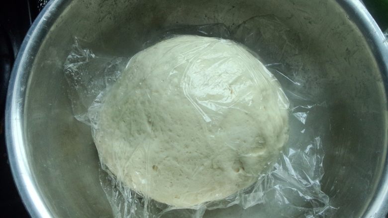 素馅柳叶包,面团所有材料倒入盆内,先用筷子搅成絮状,再用手活成光滑的面团,盖保鲜膜醒发。