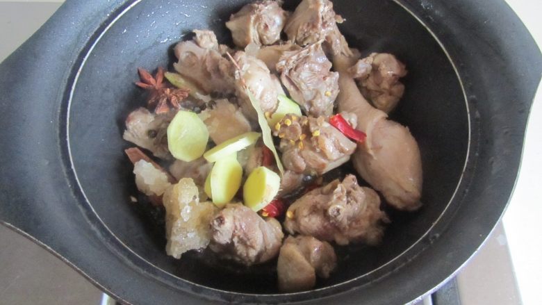 土黄瓜烧鸭腿,煸炒至微微出油且表面发黄时放入大料和姜片、<a style='color:red;display:inline-block;' href='/shicai/ 866'>冰糖</a>进去翻炒;