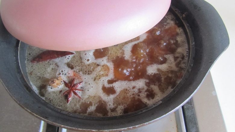 土黄瓜烧鸭腿,加入适量的水, 煮开后转为小火加盖炖煮15分钟;