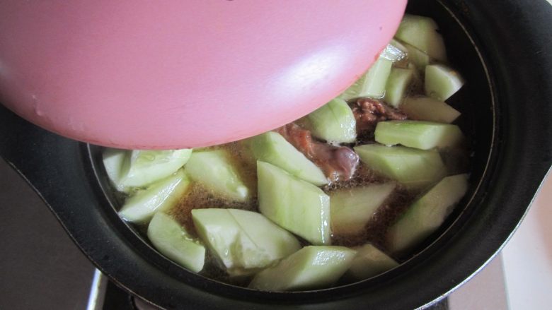 土黄瓜烧鸭腿,加盖再炖煮5分钟;