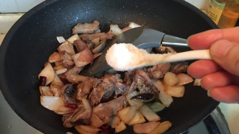 爆炒乳鸽,炒至乳鸽肉边缘泛黄色稍微有点干时,加点盐和一点点砂糖(可以不加)