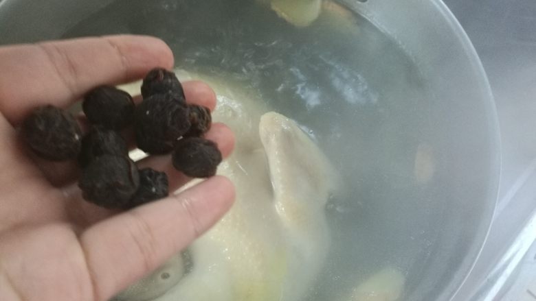 阿胶桂圆鸡,煮开后转小火,慢炖。30分钟后加入桂圆肉。