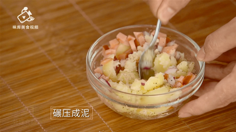 香肠烤土豆,饭菜二合一的能量美食,碾压成泥