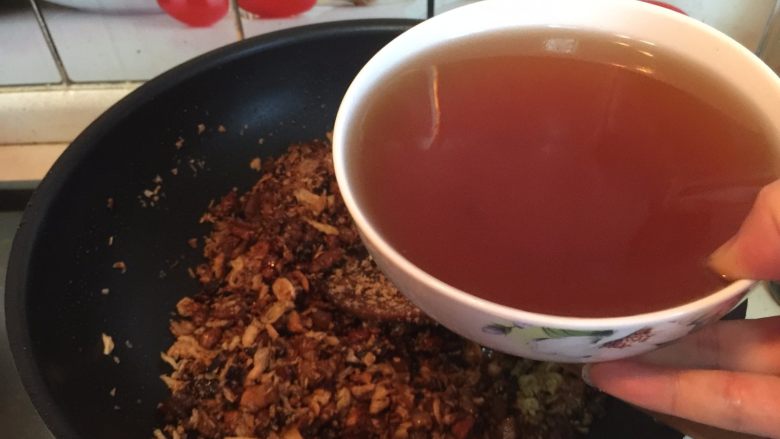 卤肉饭,加入适量的清水,我加的是泡香菇的水