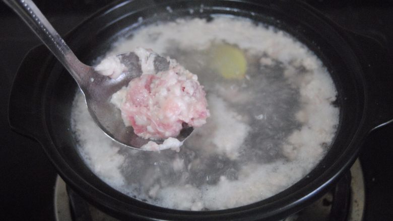 鸡枞菇肉末汤,放入碎肉,快速拌开