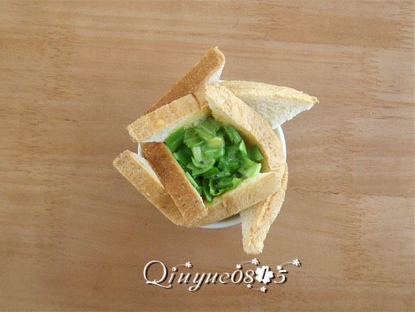 早餐面包盏,上面再放些剩下的油菜叶碎,打入<a style='color:red;display:inline-block;' href='/shicai/ 9'>鸡蛋</a>液。