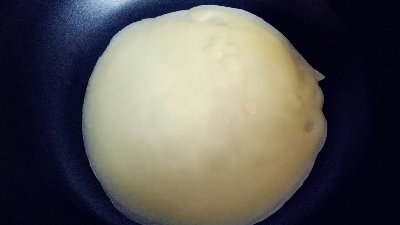 芒果千层蛋糕,蛋饼鼓起泡泡时 就可以取出蛋饼,依次做完。(切记全程用小火)