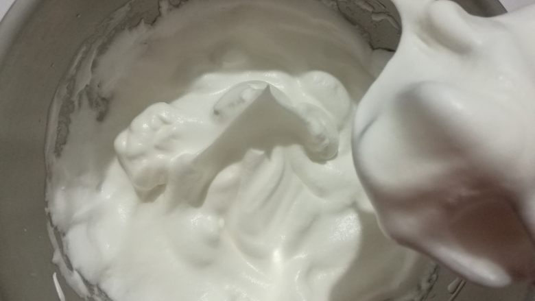养生枸杞戚风蛋糕,继续搅打至拉起打蛋器出现直立的尖角状态,蛋白打发完成。