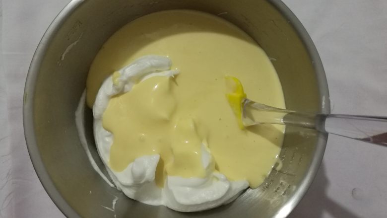 养生枸杞戚风蛋糕,倒回蛋白盆内,继续以翻拌或切拌的手法混合均匀。