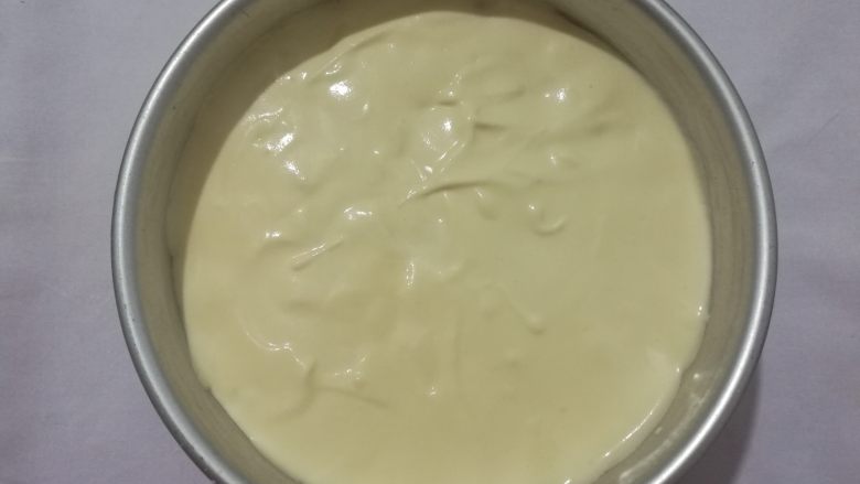 养生枸杞戚风蛋糕,继续倒入剩下的蛋糊,轻震两下,震出大气泡。