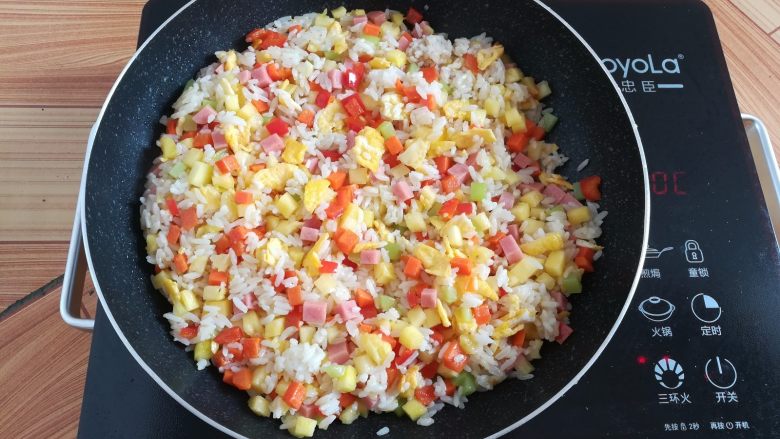 菠萝蛋炒饭,所有食材混合均匀，关火