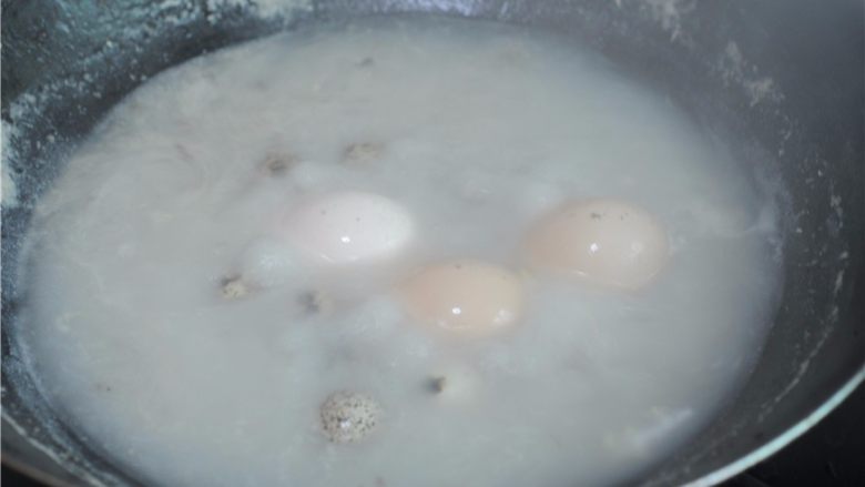 三杯酱香猪蹄,鸡蛋和鹌鹑蛋继续煮一会,关火焖熟,出锅泡凉水