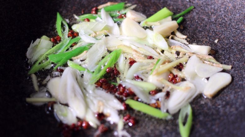 番茄蛤,热锅凉油先把<a style='color:red;display:inline-block;' href='/shicai/ 700'>花椒</a>小火炒出香味后、加入葱姜蒜爆香