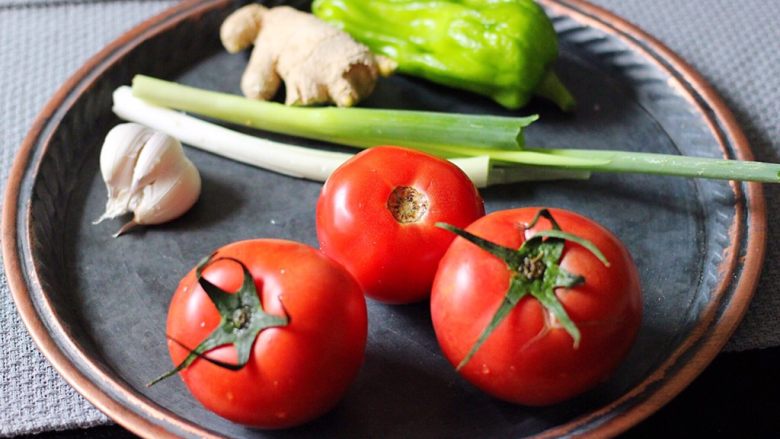 番茄蛤,把所有食材备齐……