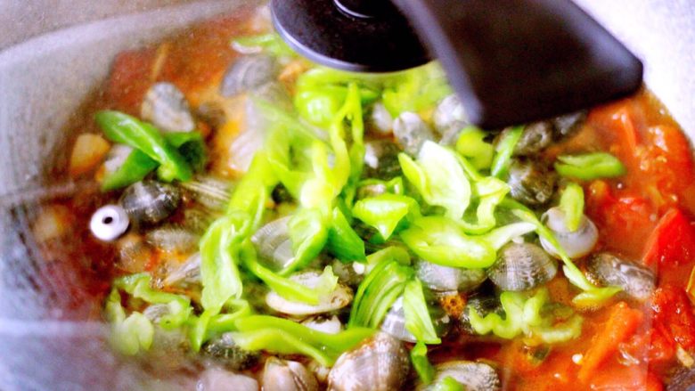 番茄蛤,盖上锅盖大火烧开即可关火