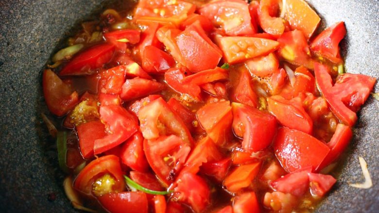 番茄蛤,加入切好的番茄块入锅小火煸炒出红色