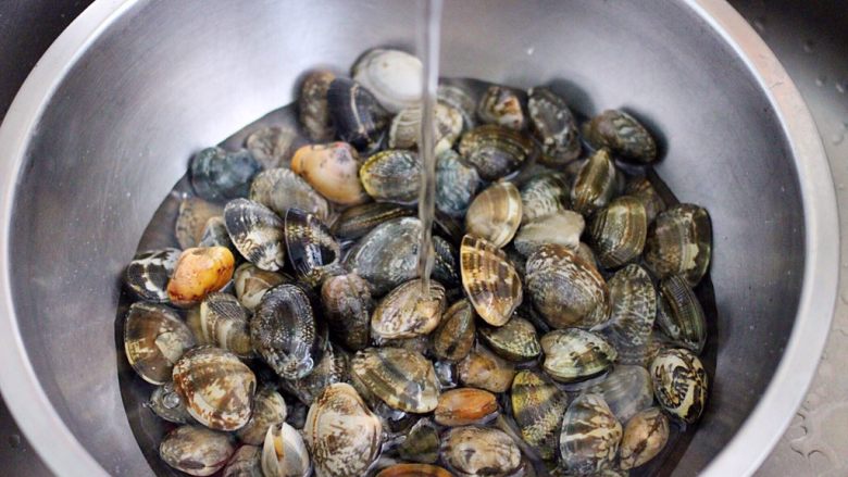 番茄蛤,<a style='color:red;display:inline-block;' href='/shicai/ 1816'>花蛤</a>提前洗净后、清水中加入一勺食用油浸泡半个小时吐干净泥沙后洗净备用……