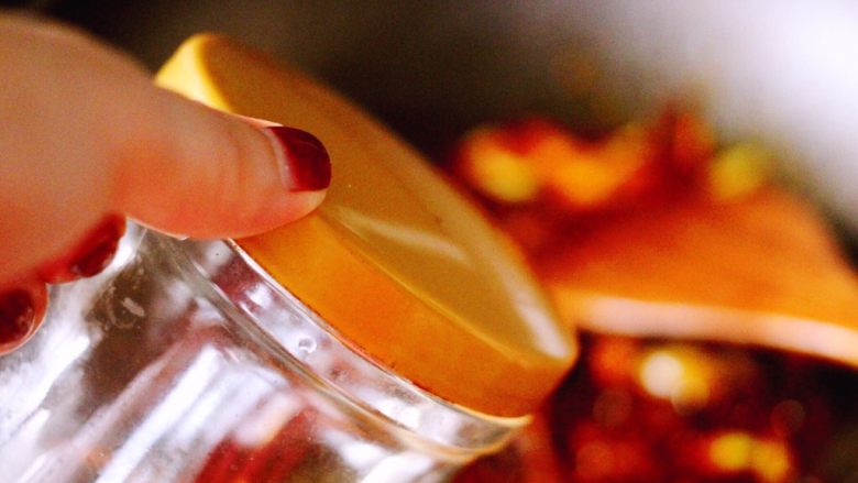 番茄蛤,倒入<a style='color:red;display:inline-block;' href='/shicai/ 788'>生抽</a>、盐、<a style='color:red;display:inline-block;' href='/shicai/ 718'>料酒</a>调味、再加入适量的清水