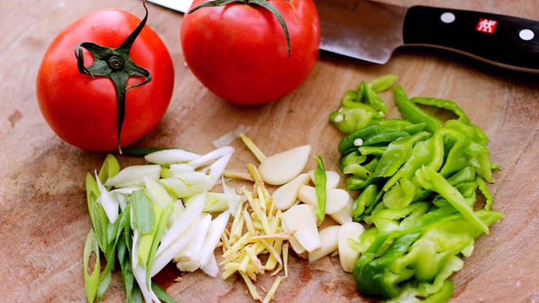 番茄蛤,<a style='color:red;display:inline-block;' href='/shicai/ 3250'>葱</a>姜切丝、蒜切片、<a style='color:red;display:inline-block;' href='/shicai/ 61'>青椒</a>切片备用……