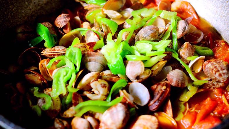 番茄蛤,打开锅盖翻炒均匀即可盛盘