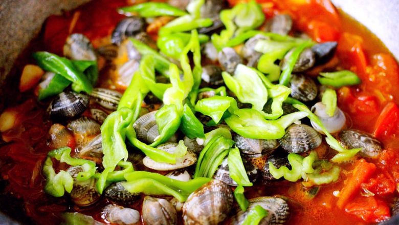 番茄蛤,加入切好的青椒丝