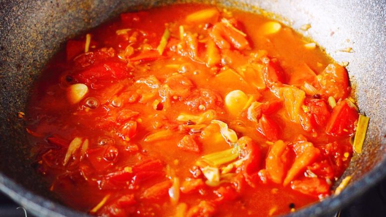 番茄蛤,大火烧开后转小火继续慢慢炖煮10分钟、直至把番茄炖碎