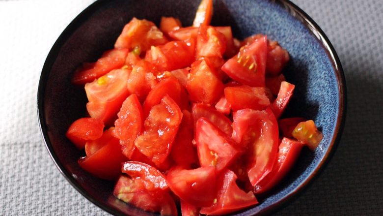 番茄蛤,<a style='color:red;display:inline-block;' href='/shicai/ 59'>番茄</a>切块备用……