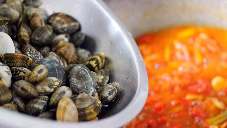 番茄蛤,加入洗净的花蛤